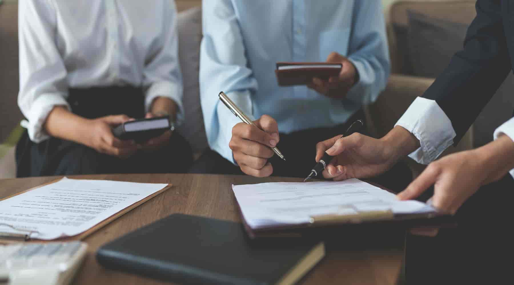 Der Immobilienmakler erklärt dem Kunden den Versicherungs- und Vertragsvertrag, bevor er den Vertrag unterzeichnet