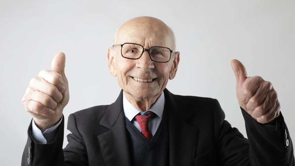 Ein alter Mann zeigt den Daumen hoch von Versicherungsmakler Mitlmeier