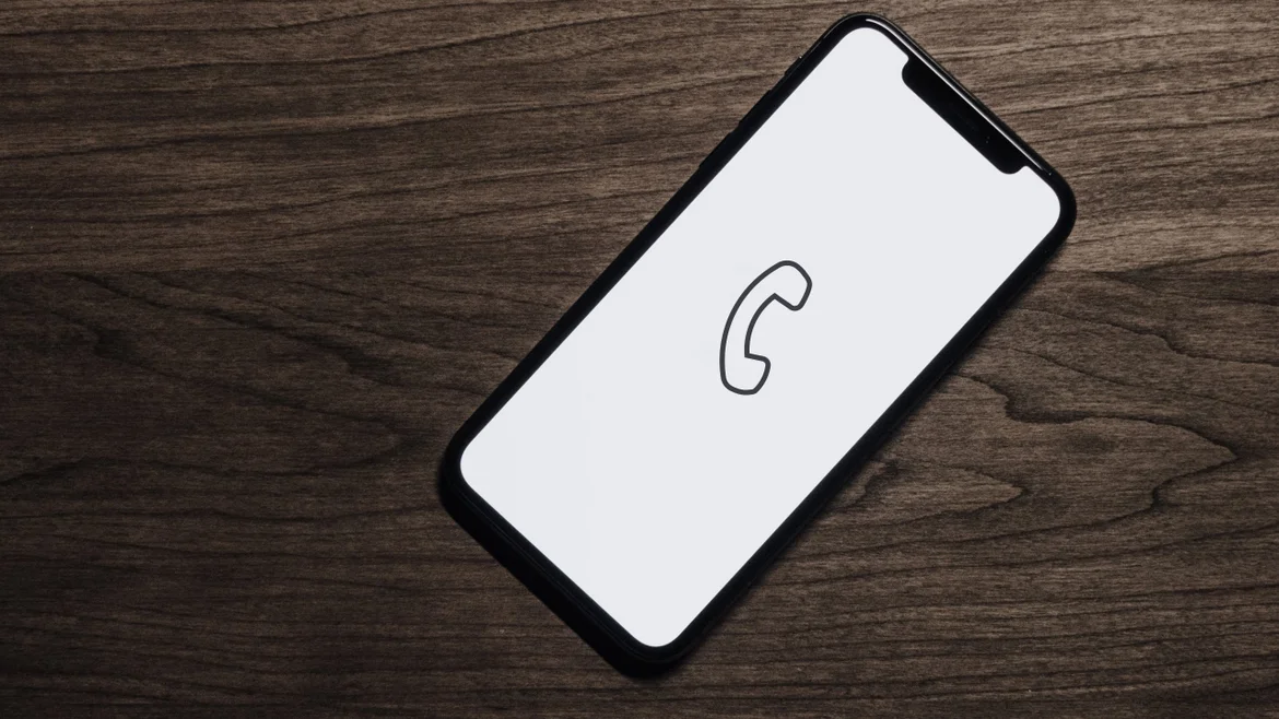 Kontaktsymbol auf dem Handy von Versicherungsmakler Mitlmeier