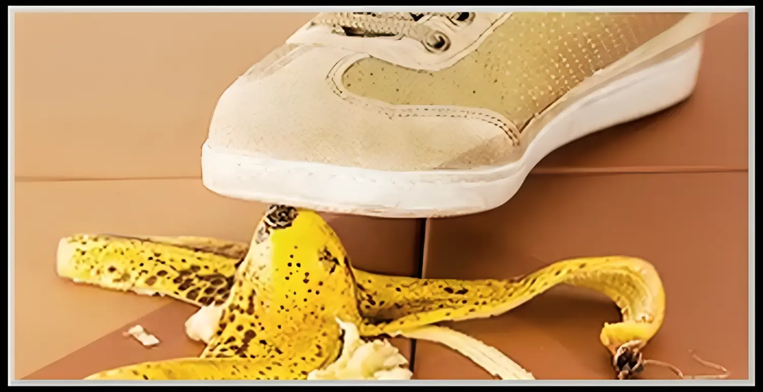 Schuhe auf einer Bananenhülle von Versicherungsmakler Mitlmeier