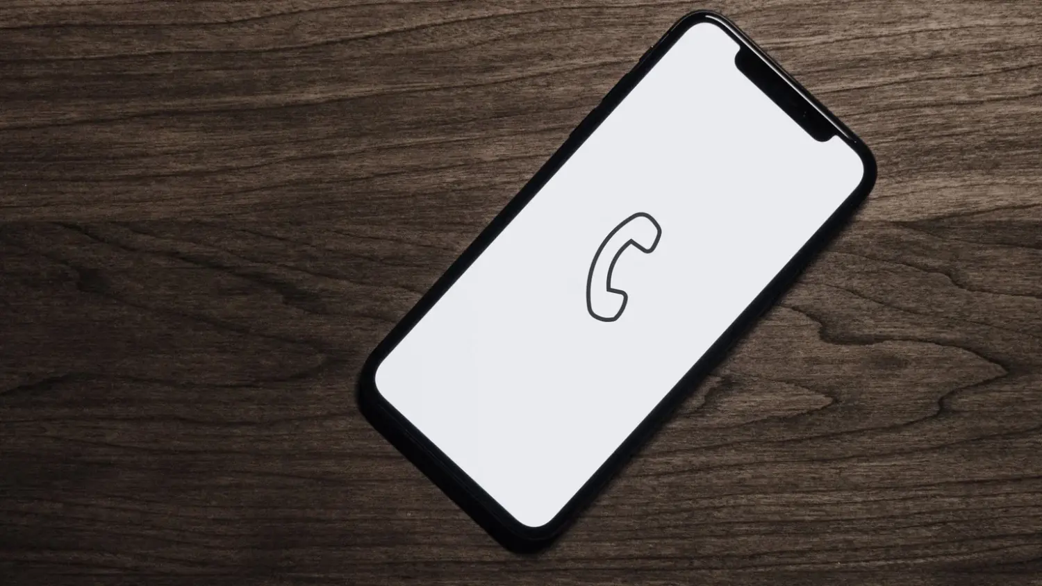 Kontaktsymbol auf dem Handy von Versicherungsmakler Mitlmeier